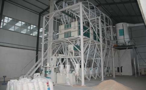 河南新鄉60噸面粉加工機械裝車發貨完畢